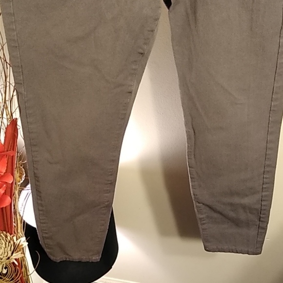 Women's Banana Republic Capris - Picture 3 of 5